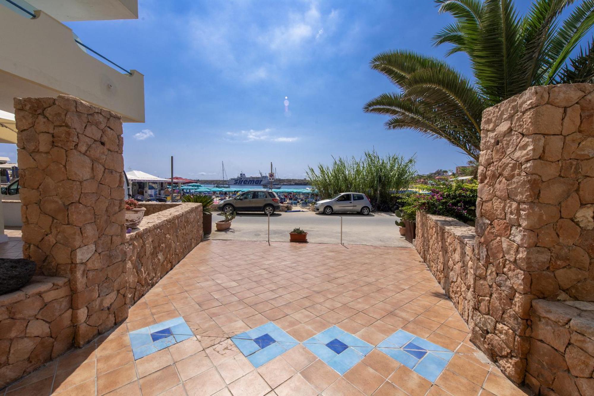 Hotel Baia Turchese ランペドゥーザ エクステリア 写真